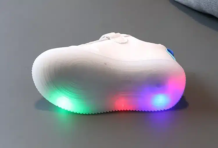 valge toss laste suuruses, mille tallal on mitmevärvilised LED tuled