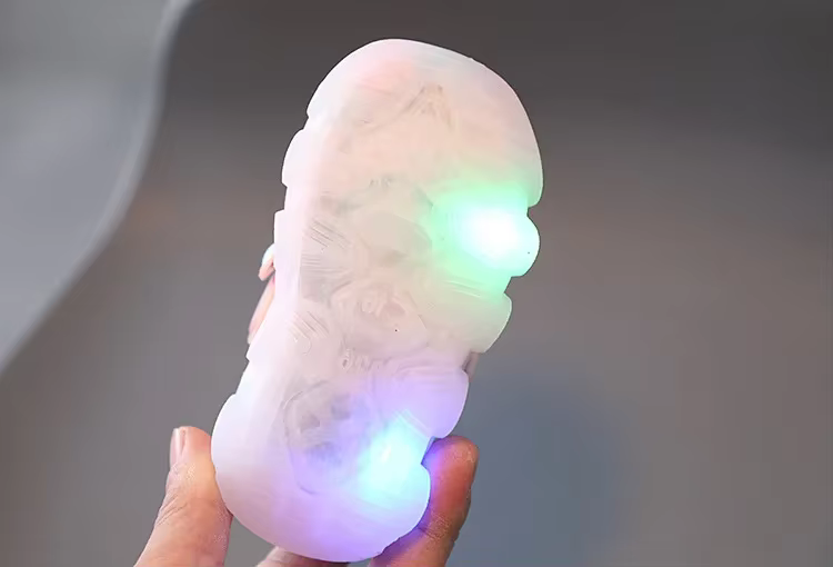 valge tossu tald, millel on värvilised LED-tuled