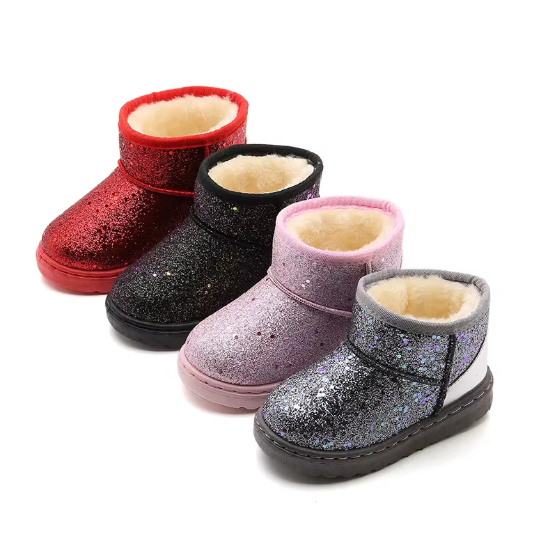neli paari sädelevaid laste lumesaapaid erinevates värvides, millel on pehme vooder