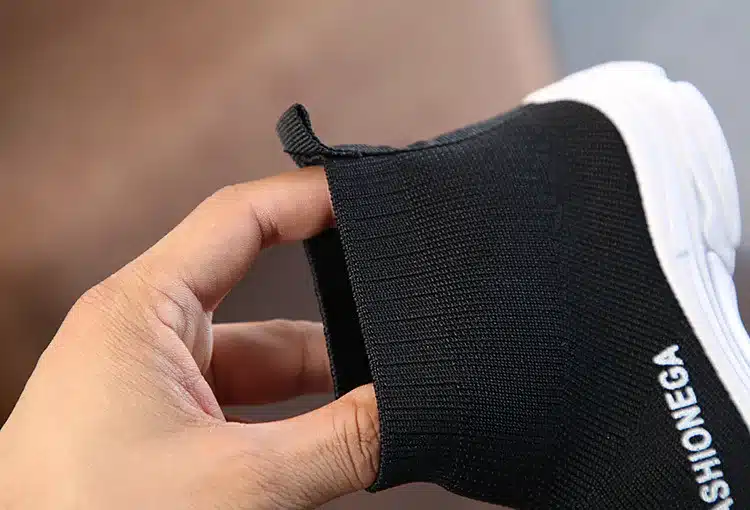 must sokk-toss valge tallaga, mida hoitakse käes