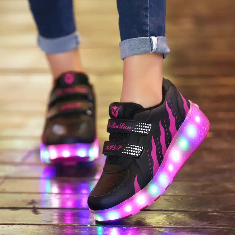 mustad tossud roosade detailidega ja LED tuledega tallal
