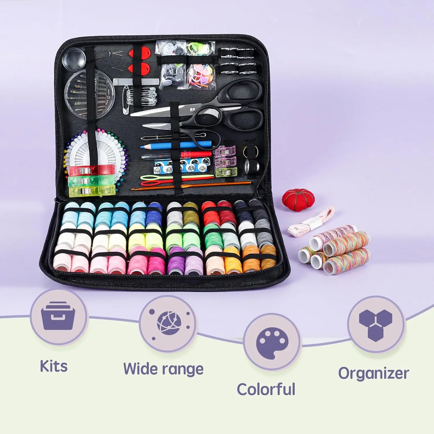 Kompaktne õmblustarvete kott, mis sisaldab 30 värvilist niidirulli, kääre, nööpnõelu ja muid tarvikuid heledal taustal.