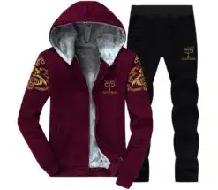 Soojad ja pehmed dressid, mis koosnevad tumepunasest kapuutsiga jakist ja mustadest pükstest. Jakil on kuldsed mustrid varrukatel ning pehme hall vooder. Komplekt on esitatud valgel taustal.