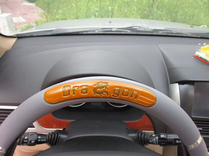 hall roolikate oranži draakoni disainiga auto roolil