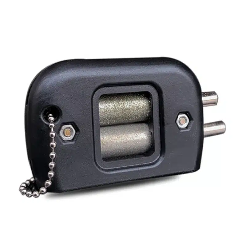 Kompaktne must Uisuteritaja, millel on hallid terashoiatusrullikud ja väike metallkett ühel küljel. Sobib ideaalselt jääl pidamise jaoks uisutera täpseks teritamiseks.