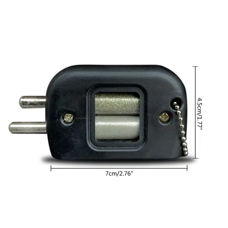 Must kompaktne Uisuteritaja, millel on hõbedased teritusrullid ja ketihoidik, taustal on mõõdud 7 cm lai ja 4.5 cm kõrge.