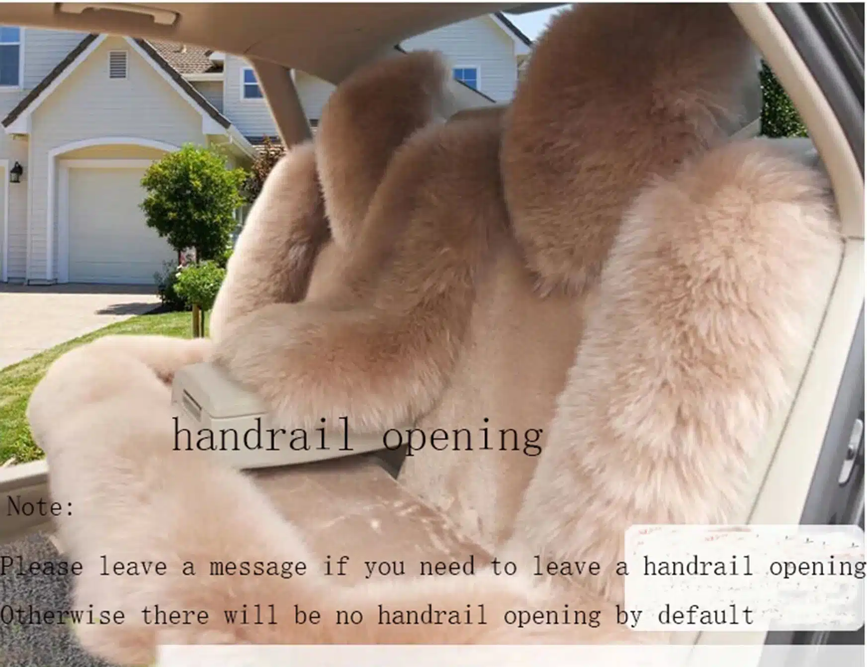 Autosalong koos Austraalia lambanahast istmekattega, mis on helebeeži värvi ja pehme tekstuuriga. Taustal on näha elamurajooni ja hoovi.