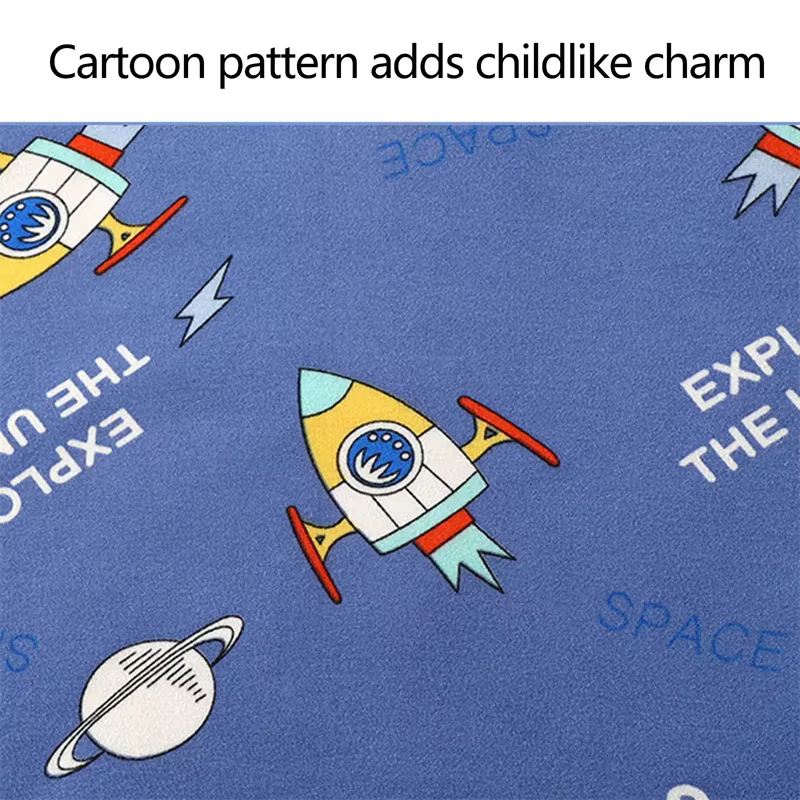 sinine pidžaama raketi ja planeedi mustriga