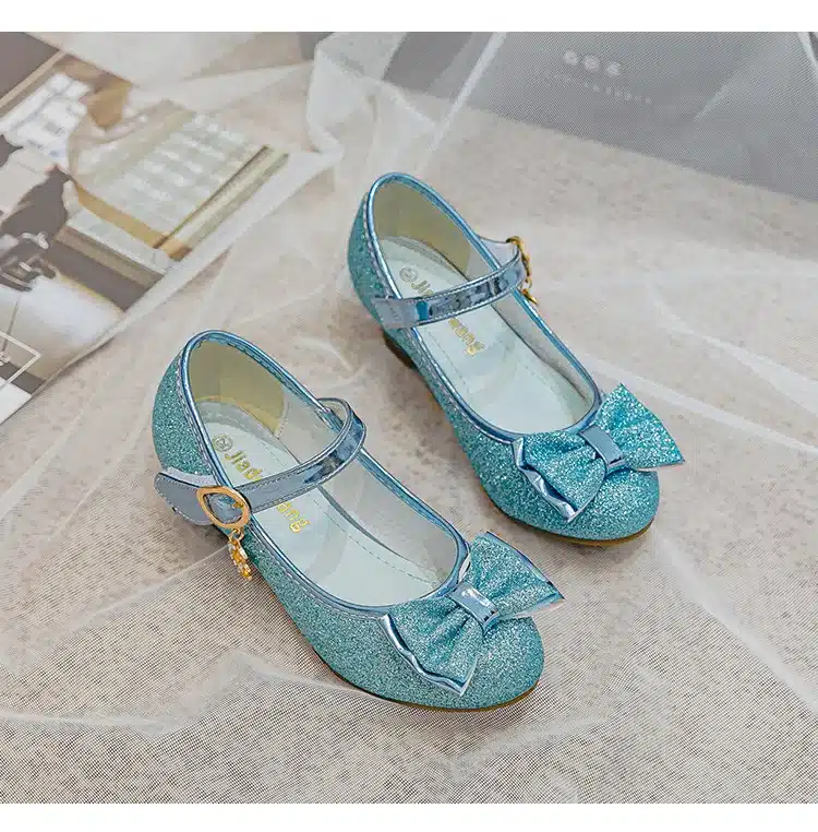 Tüdrukute sandaalid liblikaga | kujundav pilt e-kaubamaja pildikogust