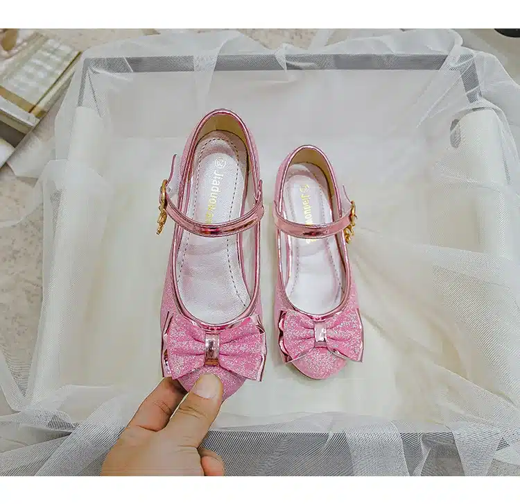 Tüdrukute sandaalid liblikaga | kujundav pilt e-kaubamaja pildikogust