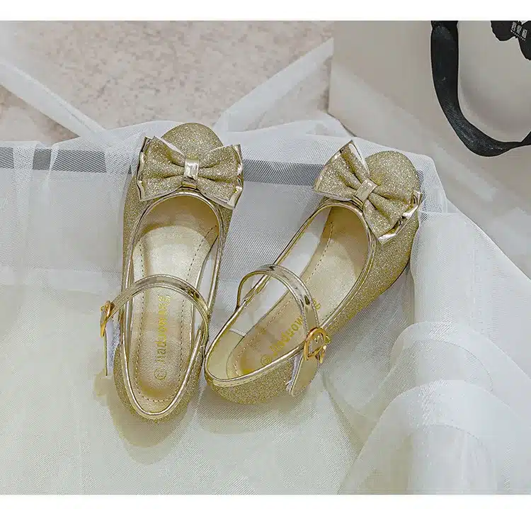 Tüdrukute sandaalid liblikaga | kujundav pilt e-kaubamaja pildikogust