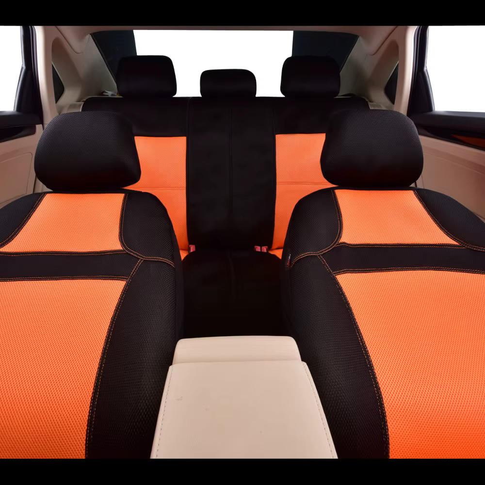 auto istmed erksate oranžide ja mustade katetega