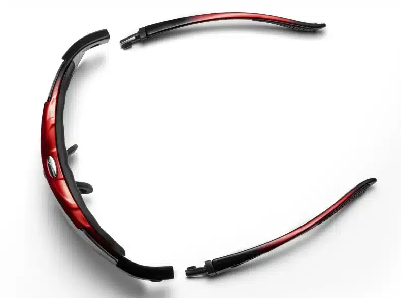 punased ja mustad polariseeritud spordiprillid valgel taustal