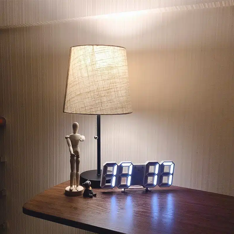 laual digitaalne LED kell, puidust mannekeen ja lamp