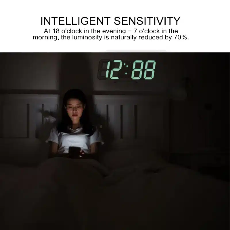 digitaalne LED kell seinal, näitab aega 12:88, taustal naine voodis