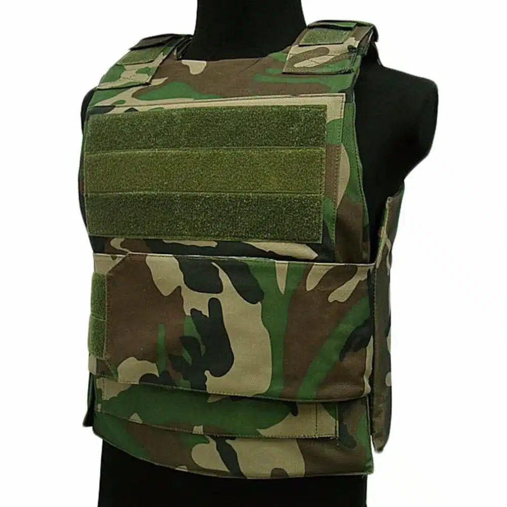 kamuflaažmustriga taktikaline vest mannekeenil