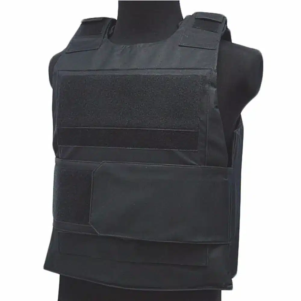 must taktikaline vest mannekeenil