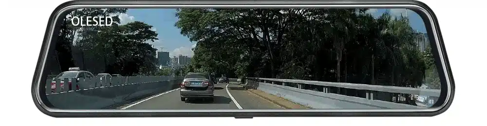 auto tahavaatepeegel, millel on sisseehitatud kaamera ja ekraan, näitab teed ja autosid