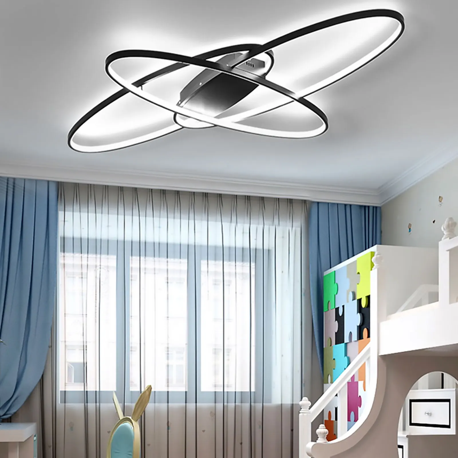 mustade rõngastega LED laelamp heledas toas