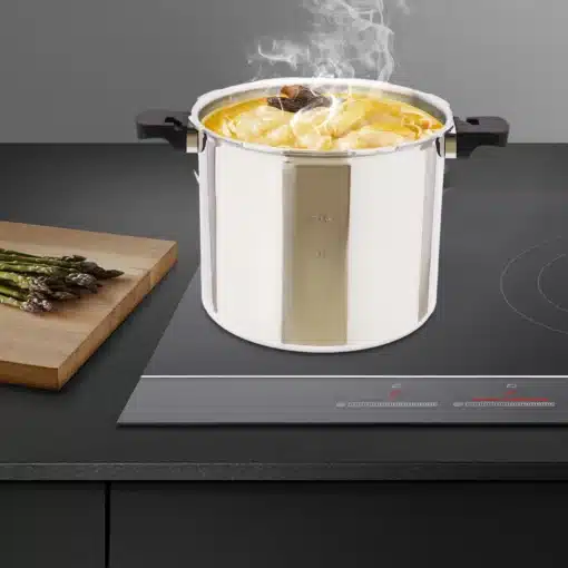 roostevabast terasest suur survepott induktsioonpliidil, milles keeb supp
