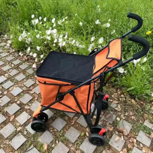 oranž kokkupandav ostukäru musta võrguga, millel on neli ratast ja mustad käepidemed