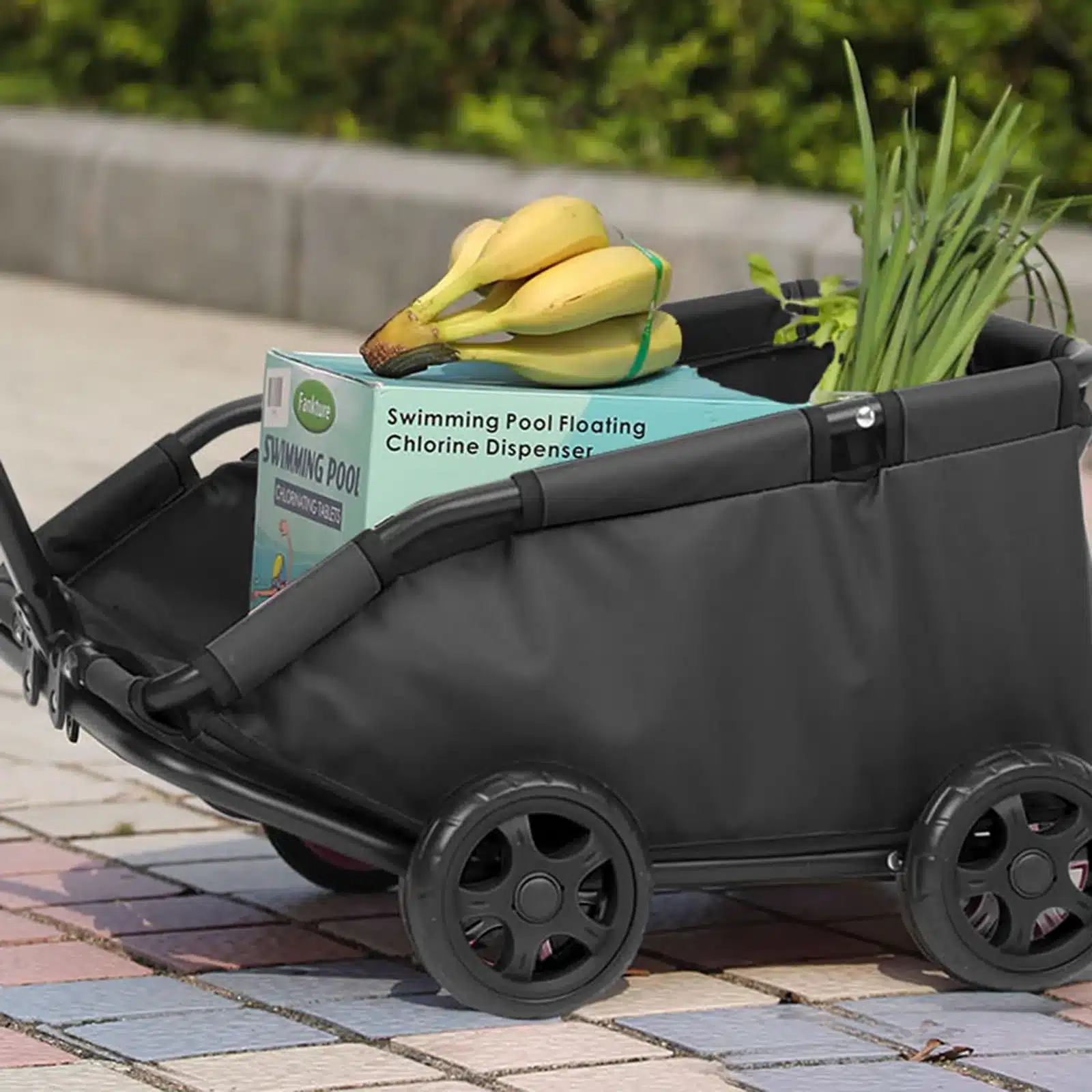 must kokkupandav käru nelja rattaga, mille sees on banaanid ja kast