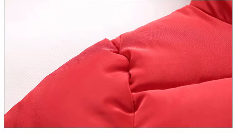 punane tepitud jope nurk valgel taustal