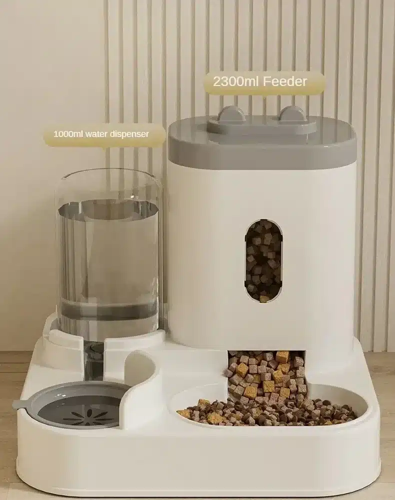 valge ja hall automaatne toidu- ja veejagaja kassidele ja koertele, millel on 2300 ml söötur ja 1000 ml veepaak