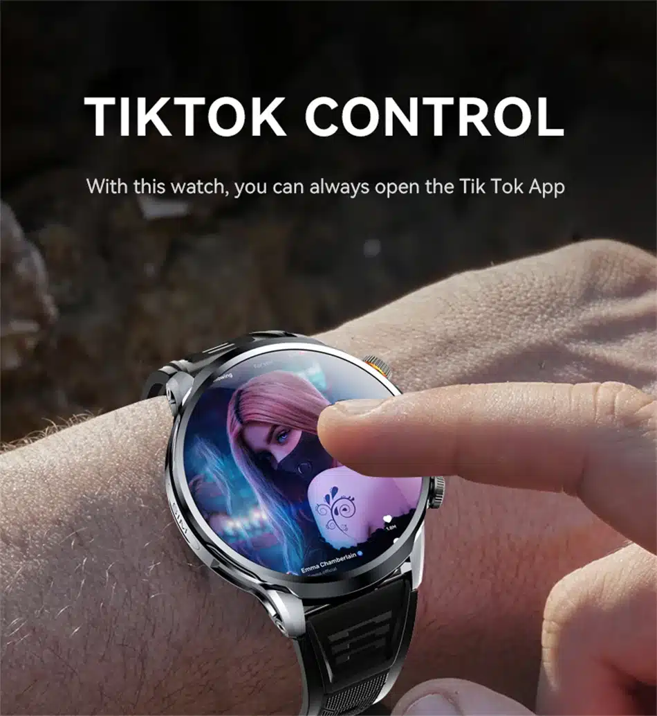 mees kannab musta rihmaga nutikella, mille ekraanil on TikToki rakendus