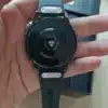 must nutikell silikoonrihmaga peopesas