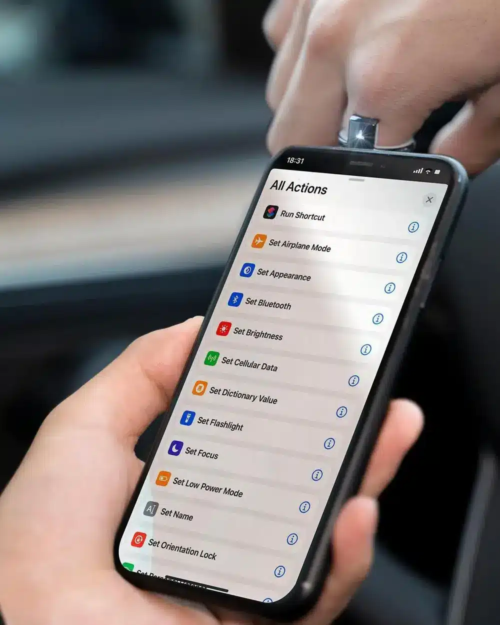 nutitelefon ekraanil kuvatud seadete menüü, mida hoiab käes inimene