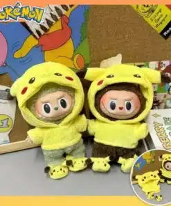 kaks nukku kollastes pikachu kostüümides, millel on kõrvad ja sabad
