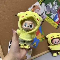 pehme nukk kollases pikachu kostüümis, millel on kapuuts ja kõrvad