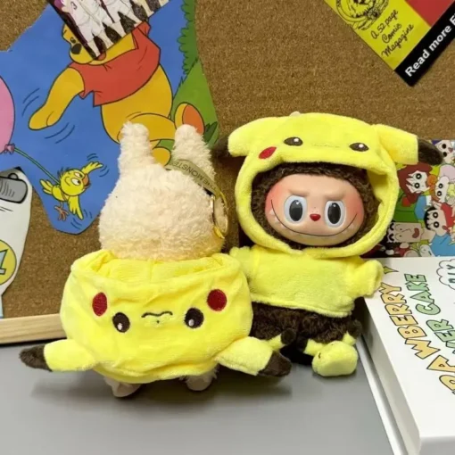kaks pehmet mänguasja, üks neist kannab kollast pikachu kostüümi
