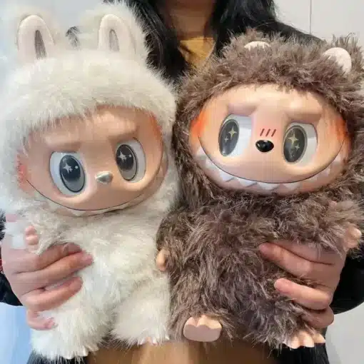 kaks karvast monster nukku, üks valge ja teine pruun, suurte silmade ja naeratavate nägudega