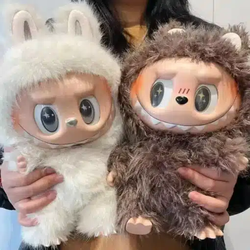 kaks pehmet monster nukku, üks valge ja teine pruun, suurte silmade ja naeratusega