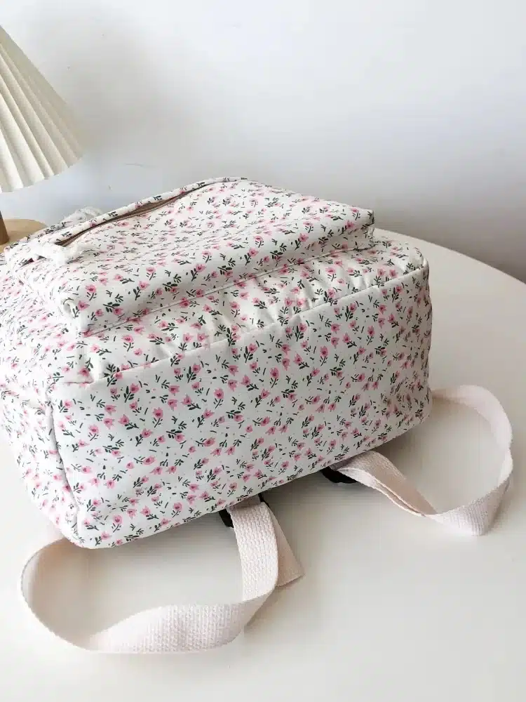 heledate lillemustriga seljakott laual