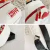 valge seljakott punaste detailidega ja Hello Kitty logoga