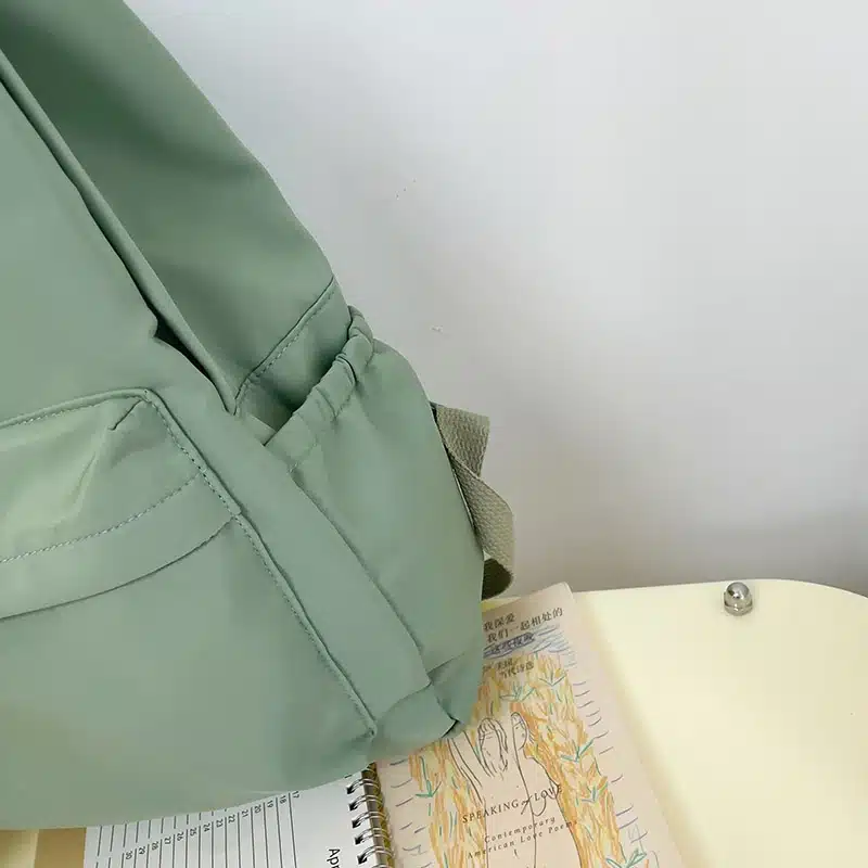 heleroheline seljakott laual koos märkmikuga