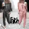 kaks naist kannavad erinevat värvi dressikomplekte, millel on kiri 'faith'