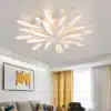 valge ja kuldse tooniga LED laelamp kaasaegses elutoas