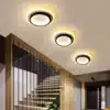 kolm ümmargust LED laelampi kaasaegses koridoris