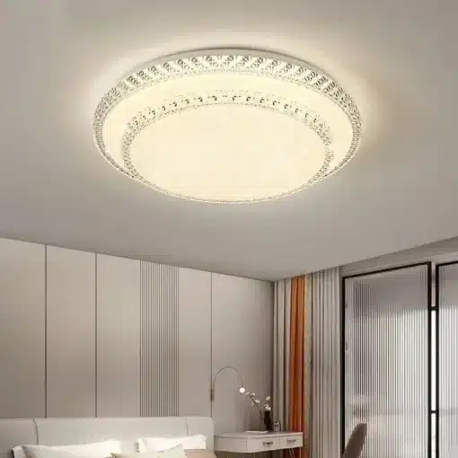 ümmargune LED laelamp elutoas, millel on dekoratiivne muster ja soe valgus