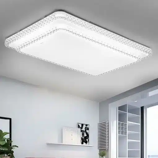ruudukujuline valge laelamp kristalläärisega elutoas