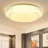 ümmargune LED laelamp elutoas, millel on dekoratiivne muster ja soe valgus