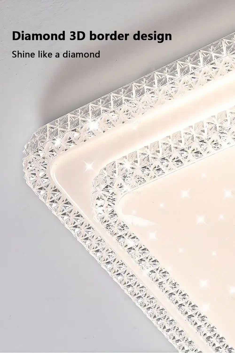 ruudukujuline laelamp, millel on sädelev 3D teemantmustriga ääris