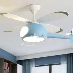 sinine helikopterikujuline laelamp ventilaatoriga lastetoas