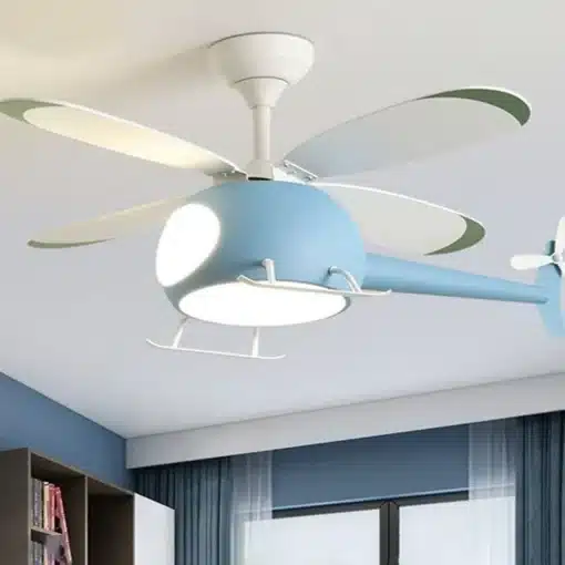sinine helikopterikujuline laelamp ventilaatoriga lastetoas