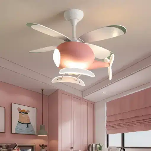 roosa ja valge helikopterikujuline laelamp ventilaatoriga lastetoas