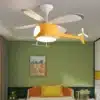 kollane helikopterikujuline laelamp ventilaatoriga lastetoas
